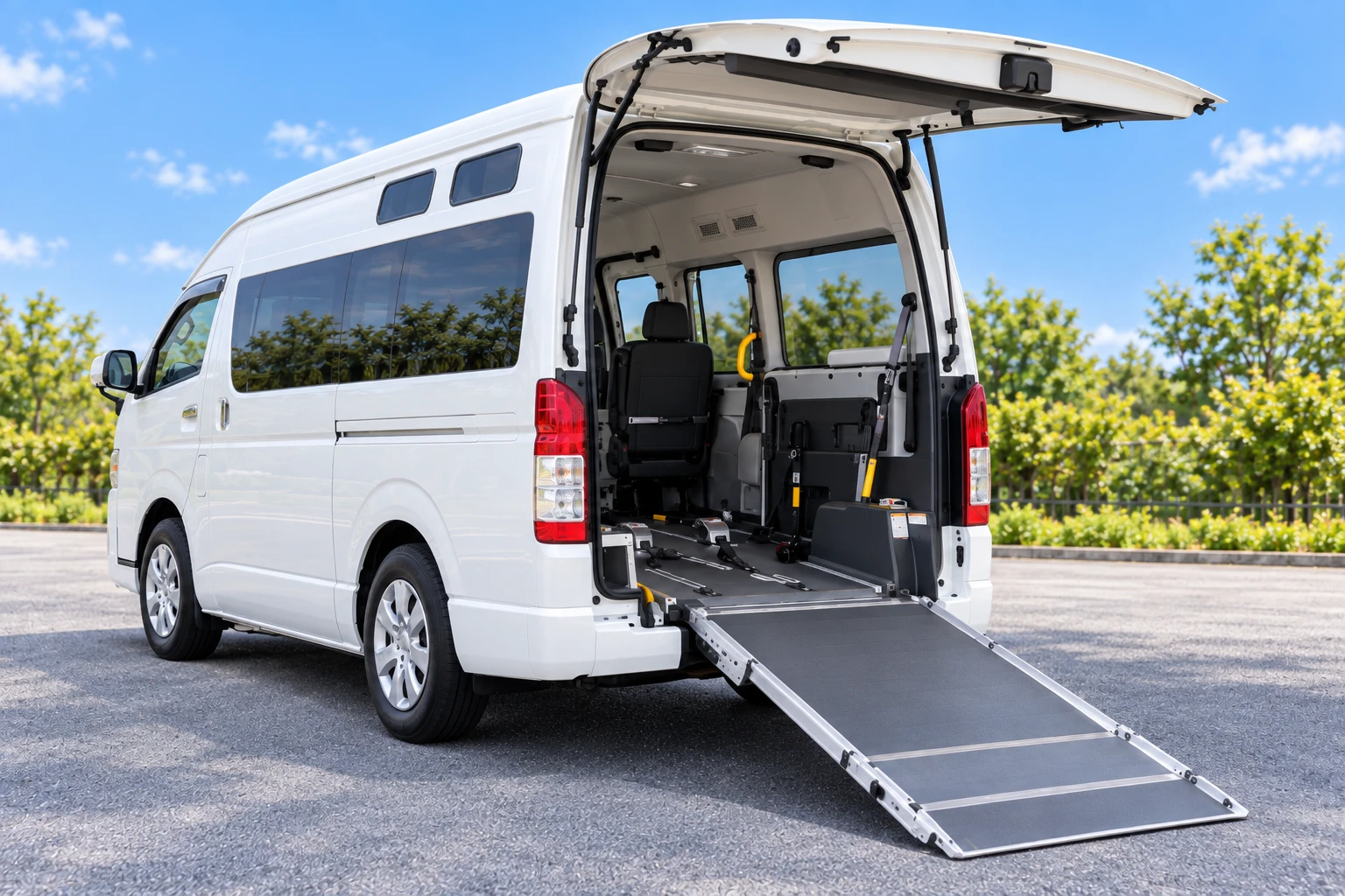スロープを展開した大型タイプの福祉車両
